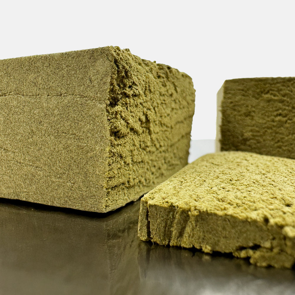 Zoom sur le CBD Dry Sift pressé coupé en tranche