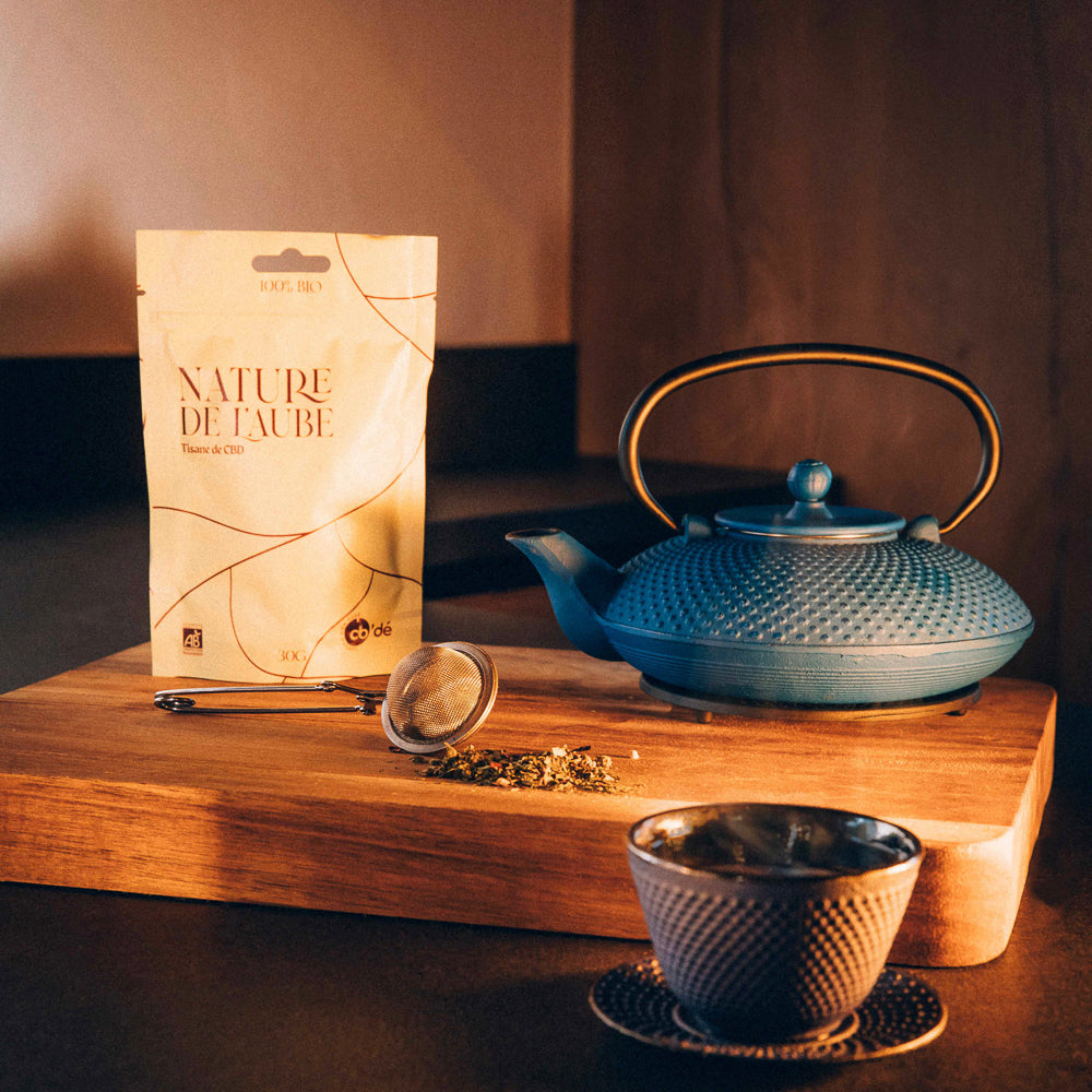 Sachet de la tisane au CBD nature de l'aube posé sur une table prêt à servir