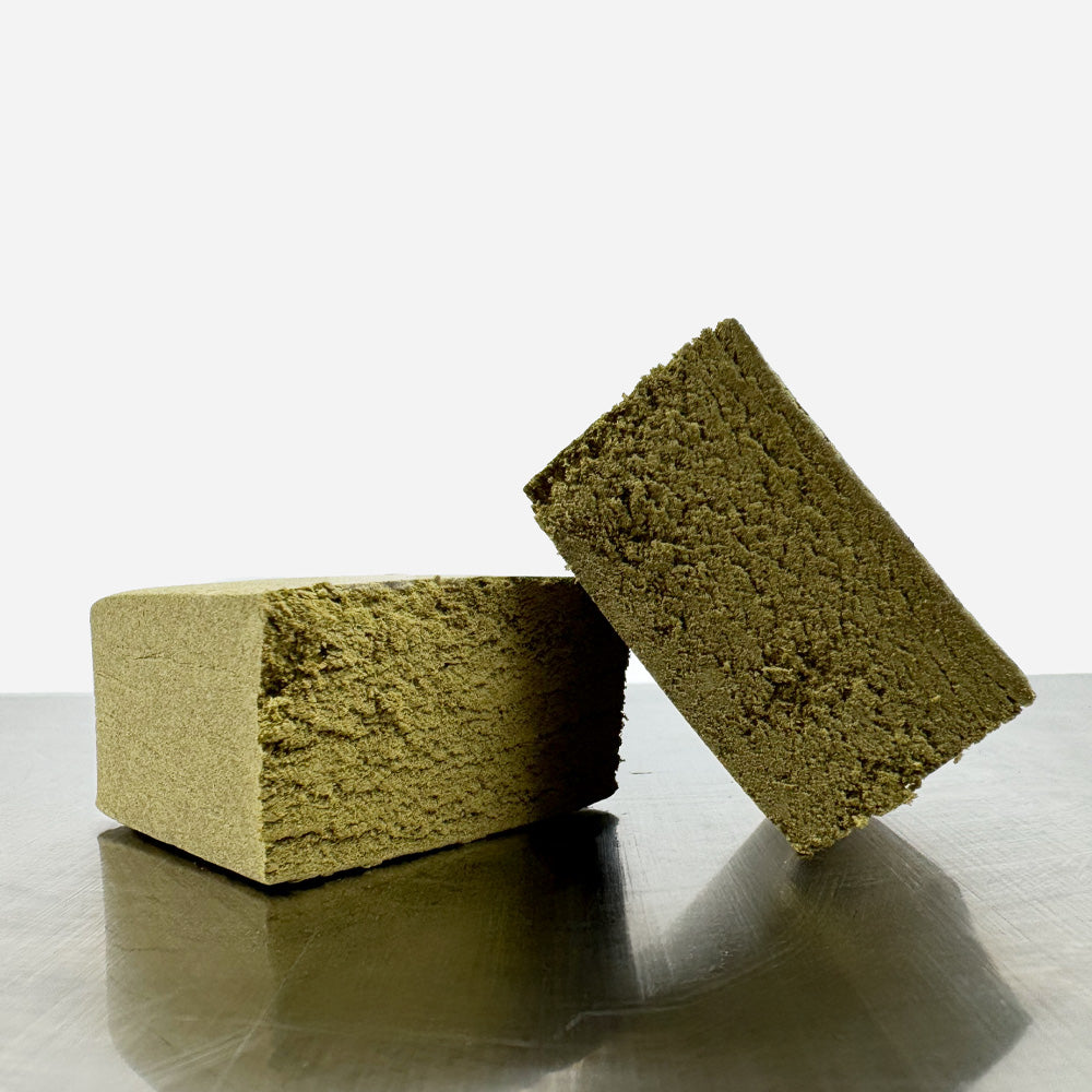 Deux morceaux de CBD Dry Sift pressé qui se chevauchent