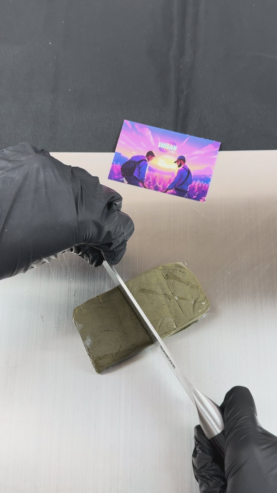 Charger la vidéo: Découpe d'un morceau de CBD Bubble Hash